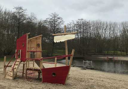 Waterspeelplaats Gaasperpark Speeltoestel piratenschip  // piratenschip_naast_waterspeelplaats_2_-_uitsnede.jpg (17 K)