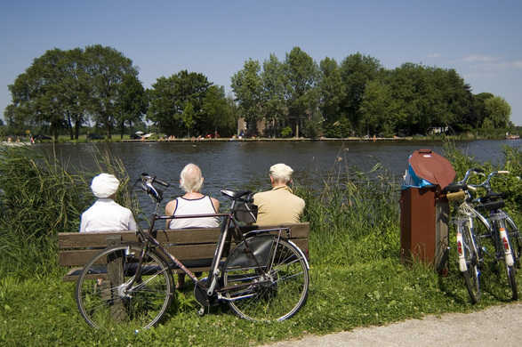 Zittend op een bankje aan de rivier de Amstel