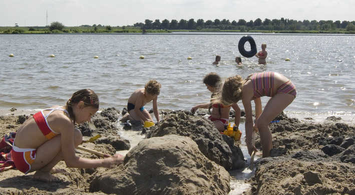 Spelen bij het water van Groengebied Amstelland