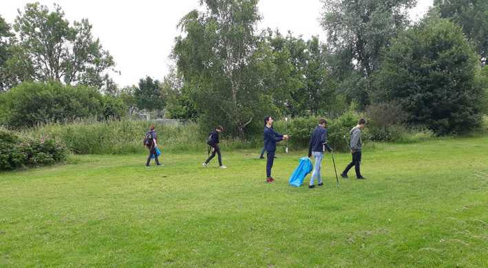 Leerlingen Montessori Lyceum Amsterdam werken mee in het groen