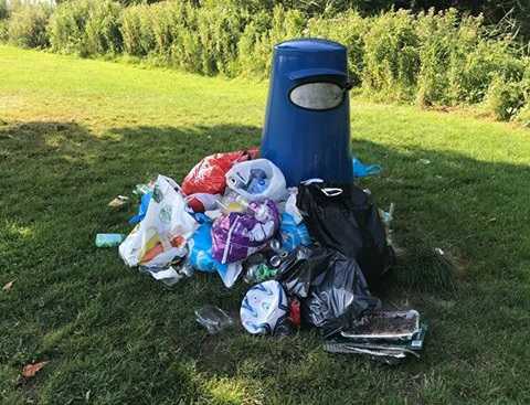 2020 Volle afvalbak Gaasperplas