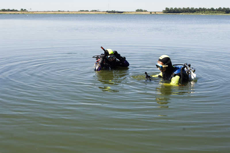 Duiken in Ouderkerkerplas // 2_duikers_ouderkerkerplas.jpg (36 K)
