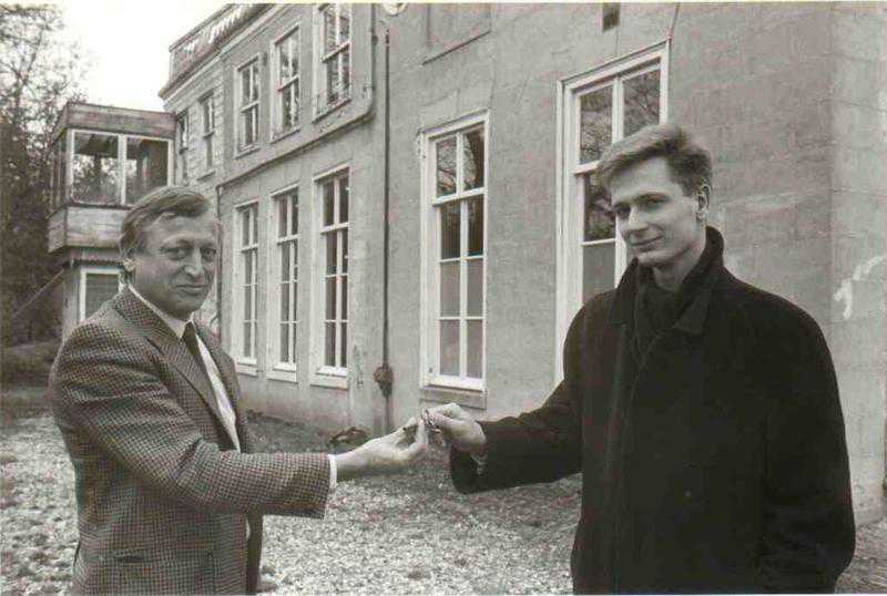 2019 sleuteloverdracht westeramstel2 // joyce_langenacker_brengt_in_2019_de_sleutels_terug_fotograaf_jan_van_tilburg.jpg (49 K)