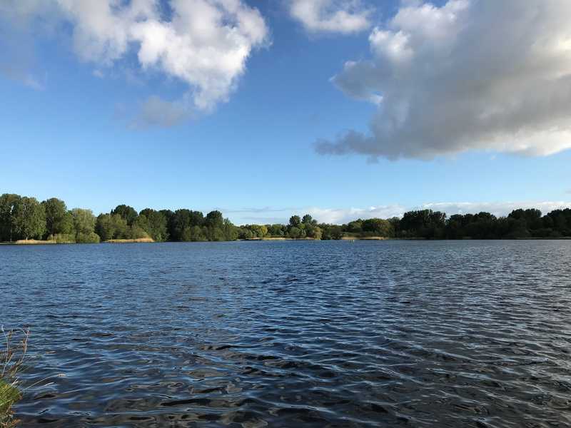 Gaasperplas&nbsp;met&nbsp;gele&nbsp;boei&nbsp;//&nbsp;gaasperplas_boei.jpg&nbsp;(48&nbsp;K)