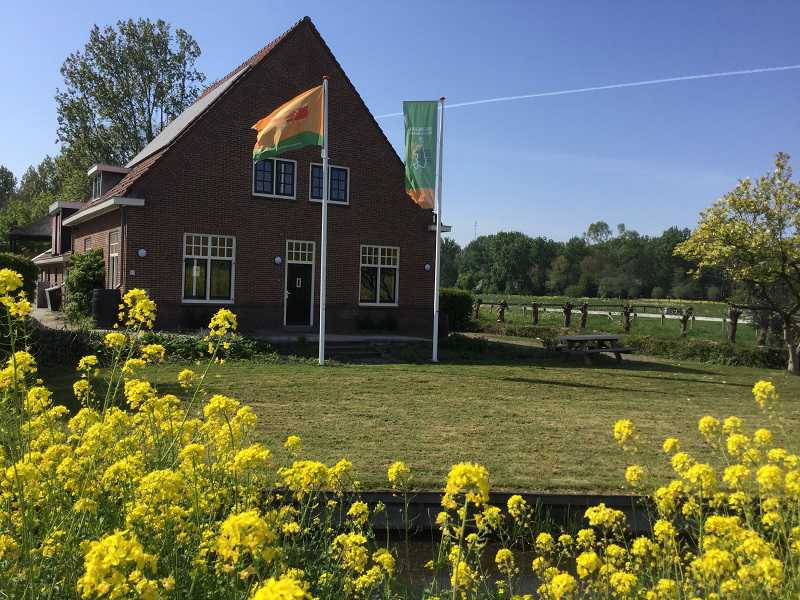 Jubileum - Beheerkantoor Elsenhove // kantoor_elsenhove_vlaggen_1_-_klein.jpg (77 K)