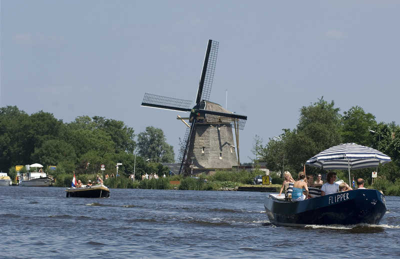 2023&nbsp;-&nbsp;Molen&nbsp;de&nbsp;Zwaan&nbsp;vanaf&nbsp;de&nbsp;Amstel&nbsp;//&nbsp;molen_de_zwaan_vanaf_amstel.jpg&nbsp;(45&nbsp;K)