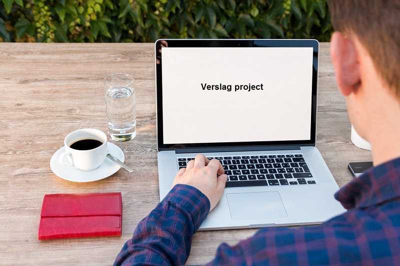2023 Loket Omgevingsinitiatieven - indienen verslag // laptop_man_koffie_gsm_tafel_-_klein.jpg (43 K)