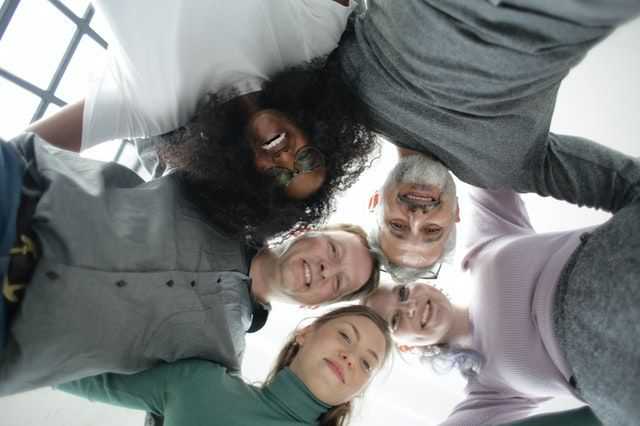 2023 Samenwerken groep mensen // from-below-of-cheerful-multiethnic-coworkers-embracing-each-3931556.jpg (23 K)