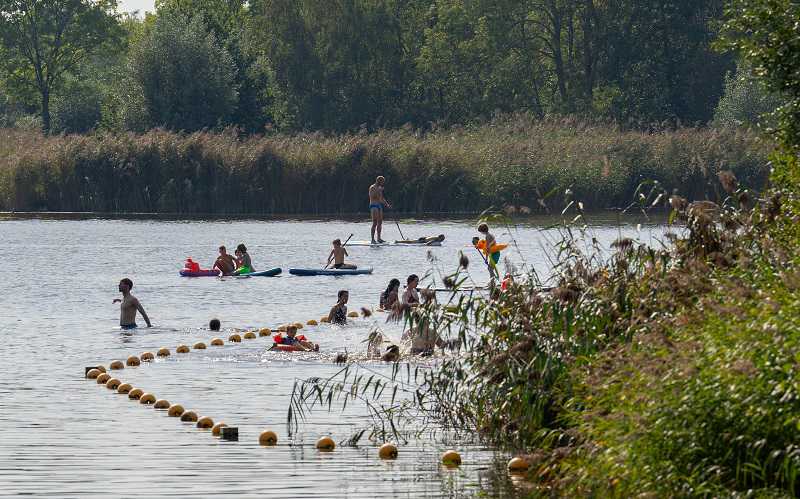 Recreanten in en op het water bij De Hoge Dijk