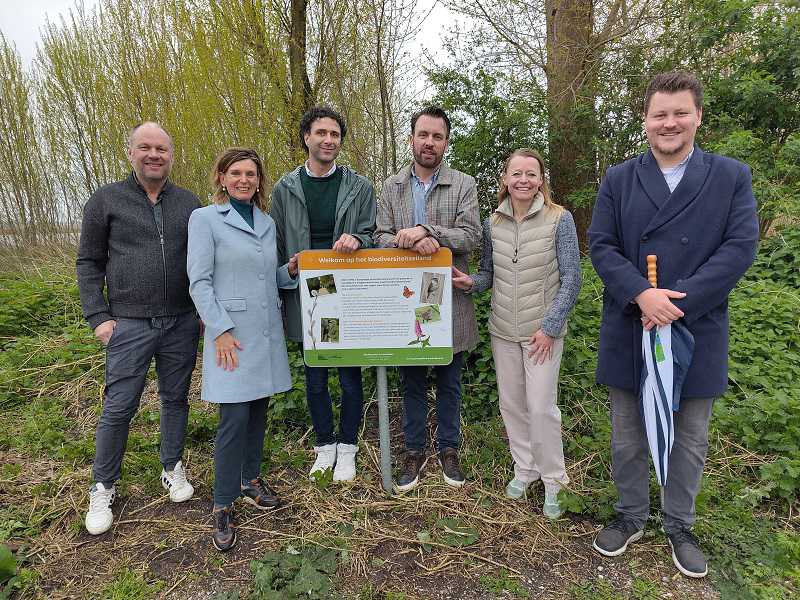 2024 Biodiversiteitseiland onthulling bord AB-bestuur // 2024_ab_bestuursleden_nieuw_bord_biodiversiteitseiland_ouderkerkerplas.jpg (113 K)