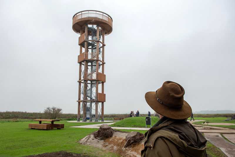 2024 Uitkijktoren Het Poldernest met omliggende tuin // 2024_de_toren_met_omliggende_tuin_met_bakjes_en_insectenburcht.jpg (29 K)