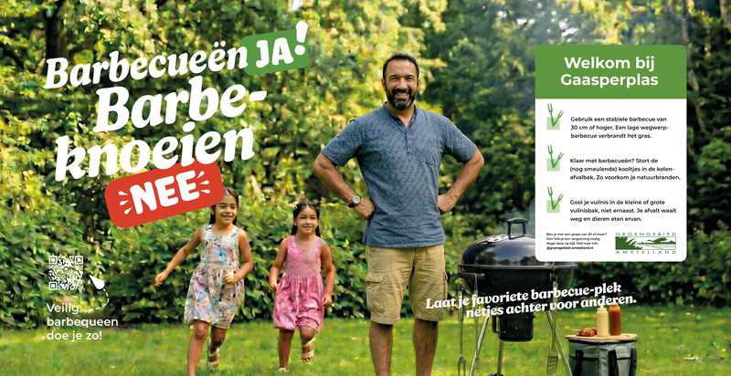 Vader met dochters aan het barbecueën