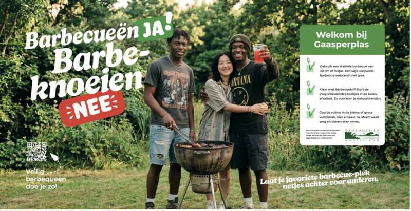 Drie vrienden barbecueën bij de Gaasperplas